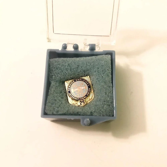 Vintage  Service Employees International Union Pin Enamel - Picture 10 of 12